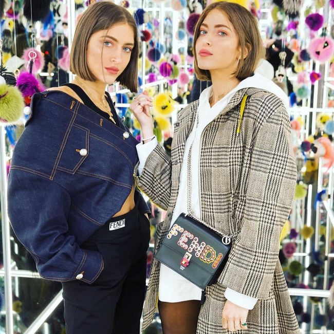 Sama Abu Khadra dan Haya Abu Khadra mencuri atensi karena penampilan cantiknya. Lahir dari keluarga konglomerat di Arab Saudi, kembar cantik ini pernah menghiasi majalah Harpers Bazar Arab. Foto: Instagram