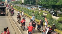 Para suporter itu melintas di jalur cepat dan jalur TransJ (Foto: Seysha Desnikia/detikcom)