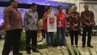 PSI mendapat nomor urut 11. Ketua Umum PSI Grace Natalie dan Sekjen PSI Raja Juli Antoni yang langsung mengambil nomor urut tersebut (Foto: Arief Ikhsanudin/detikcom)