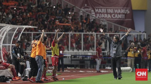 Persija Jakarta merayakan keberhasilan di Piala Presiden bersama para suporter di SUGBK.