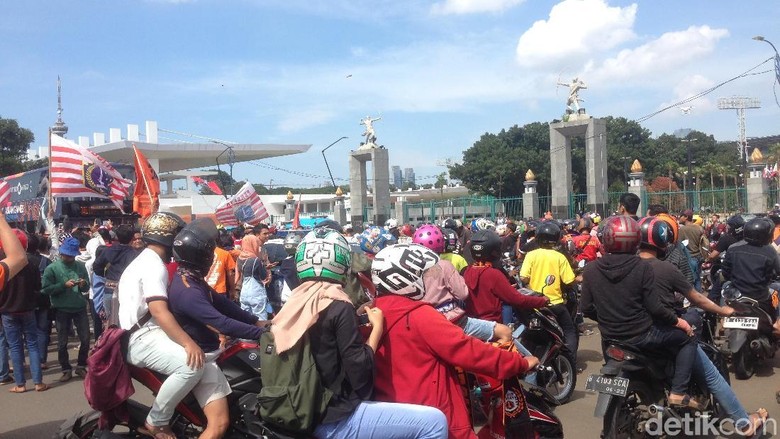Pawai Jakmania Mulai Berangkat dari Senayan ke Balai Kota Pawai Jakmania Mulai Berangkat dari Senayan ke Balai Kota