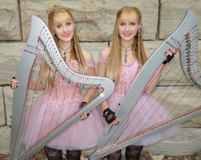 Camille dan Kennerly Kitt adalah kembar identik. Aktris dan pemain harpa akustik dari Amerika ini kerap kali tampil sebagai The Harp Twins Foto: Instagram