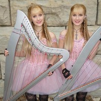 Camille dan Kennerly Kitt adalah kembar identik. Aktris dan pemain harpa akustik dari Amerika ini kerap kali tampil sebagai The Harp Twins Foto: Instagram