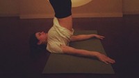 Alex sukses melakukan gerakan yoga. (Foto: instagram/alexandradaddario)