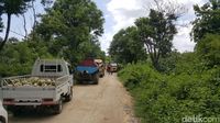 Kendaraan yang tertahan karena jalan rusak (Fitraya/detikTravel)