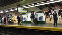 Meskipun Madrid hanya merupakan kota terpadat ke-50 di dunia, metro-nya adalah yang terpanjang ke-6 dengan trek 182 mil yang dikelilingi oleh 300 stasiun. Istimewa/List25.com