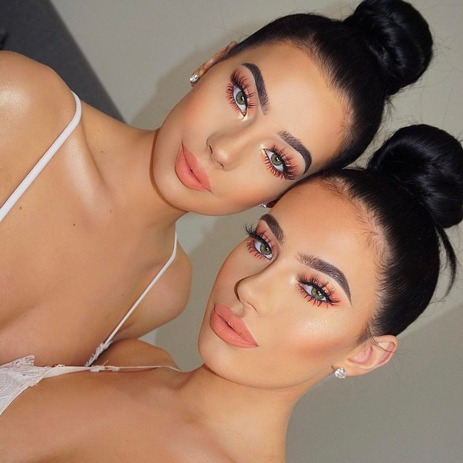 The Badura Twins yang memiliki darah campuran Arab dan Eropa ini memiliki paras yang memesona. Klaudia Badura dan Laura Badura, keduanya dikenal sebagai model seksi yang pernah mengisi cover majalah Playboy. Foto: Instagram