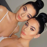 The Badura Twins yang memiliki darah campuran Arab dan Eropa ini memiliki paras yang memesona. Klaudia Badura dan Laura Badura, keduanya dikenal sebagai model seksi yang pernah mengisi cover majalah Playboy. Foto: Instagram