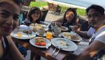 Intip Yuk, Keseruan Makan Bersama Keluarga Meisya Siregar