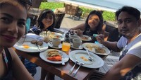 Aduh asyiknya, di Bali sambil menikmati makan enak ditambah semilir pantai yang adem namun cerah. Foto: Instagram @meisya_siregar