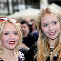 Amanda Louise Marchant dan Samantha Joanne Marchant ini lahir pada Juni 1988. Bagaimana menurutmu penampilan kembar ini? Foto: Instagram