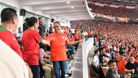 Foto: Laily Rachev/Biro Pers Setpres. Saat pemain Persija berhasil mencetak gol ke gawang Bali United, seisi Stadion GBK bergemuruh. Presiden Jokowi langsung berdiri merayakan gol dan menyalami Gubernur DKI Anies Baswedan.