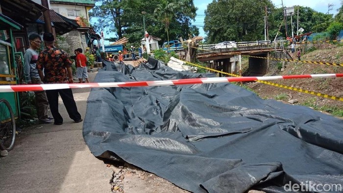 Jalan Ambles di Pulogadung Ditutup Terpal agar Tak Longsor Kena Hujan