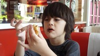 Sarapan tadi di temenin anak ganteng ini nyusulin mama nya ke Surabaya,  tulis akun @wulanguritno. Ini anak Wulan yang bernama Jeremiah Alric Dimitri. Tetap ganteng walau belepotan karena makan roti isi coklat! Foto: Instagram @wulanguritno