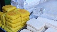 Hayoo, mau pilih tahu putih atau kuning? Tapi kok tahu kuningnya ada cap merahnya ya? Foto: Istimewa
