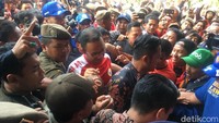Gubernur DKI Jakarta Anies Baswedan menyambut para pemain Persija Jakarta di Balai Kota. Rombongan pemain Persija tiba sesudah konvoi dari Stadion Utama Gelora Bung Karno (SUGBK) tiba lebih dulu.