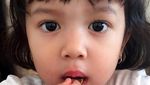 Lihat Nih Aksi Zoe, Anak Artika Sari Devi dan Baim Saat Makan