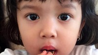 Sedang makan mie goreng, si imut dan menggemaskan Zoe mukanya kok polos banget ya? Foto: Istimewa