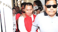 Ketiganya dijerat dengan Pasal 378 KUHP dan/atau Pasal 372 KUHP jo Pasal 55 KUHP, Pasal 3 dan Pasal 5 UU Nomor 8 Tahun 2010 tentang Tindak Pidana Pencucian Uang.