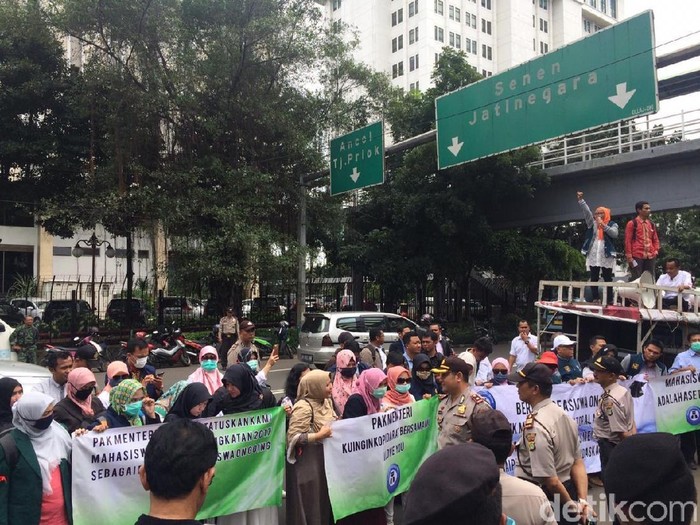 Mahasiswa S3 Demo soal Beasiswa di Kantor Sri Mulyani