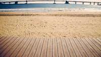 Dari pinggiran pantai di Busan, turis paling senang memotret jembatannya (Thinsktock)