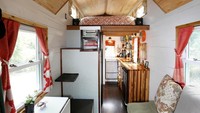 Begini isi rumah berjalan ini. Ada ruang tamu, ruang tidur, toilet, hingga dapur. Seperti rumah betulan. (Tiny House Expedition)