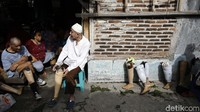 Ditengah kondisi dan keterbatasan akibat amputasi di bagian kaki mereka, salah satu NGO Dare Foundation memberikan perhatian kepada para mantan penderita Kusta di kampung Sitanala, Tangerang. 