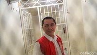 Raut wajahnya pun tampak tenang.