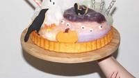  Ini dia pilihan kue yang bisa dipesan di website fluffe.com. Kue pie dengan topping cotton candy bertema spooky. Seram tapi lucu, ya. Foto: Instagram @fluffegram