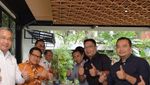 Lihat Gaya Cak Imin Kulineran dan Berpose Bersama Makanan