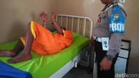 Pelaku menyerang Kiai Hakam saat dibangunkan dari tidur di pendopo ponpes dan makanananya dibuang oleh sang Kiai, MInggu (18/2). Di rumah sakit, dia ingin borgolnya dilepas (Foto: Eko Sudjarwo, Hilda Meilisa R)