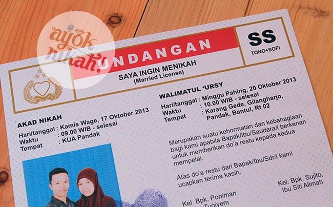 Undangan pernikahan berbentuk SIM saat ini juga jadi tren di kalangan calon pengantin yang suka keunikan. Kata-kata SIM yang berarti Surat Izin Mengemudi diplesetkan menjadi berbagai hal berbau pernikahan seperti Surat Izin Menikah atau Saya Ingin Menikah. Foto: Dok. AyokNikah