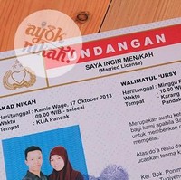 Undangan pernikahan berbentuk SIM saat ini juga jadi tren di kalangan calon pengantin yang suka keunikan. Kata-kata SIM yang berarti Surat Izin Mengemudi diplesetkan menjadi berbagai hal berbau pernikahan seperti Surat Izin Menikah atau Saya Ingin Menikah. Foto: Dok. AyokNikah