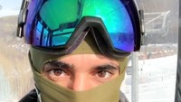 Layaknya profesional, Fazza pun tampak mengenakan kacamata khusus hingga masker dan jaket ski. Fazza memang diketahui terampil untuk urusan olahraga ekstrim (@faz3/Instagram)