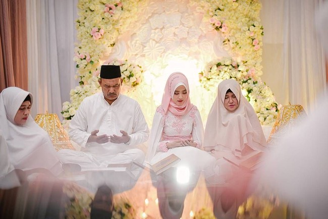 Di acara pengajian jelang pernikahannya dengan Tommy Kurniawan, ia tampil manis dengan busana bernuansa merah muda. Ia memakai hijab sifon dengan aksen payet, disempurnakan dengan tiara di kepalanya. Foto: instagram.com/xhdrx