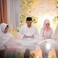 Di acara pengajian jelang pernikahannya dengan Tommy Kurniawan, ia tampil manis dengan busana bernuansa merah muda. Ia memakai hijab sifon dengan aksen payet, disempurnakan dengan tiara di kepalanya. Foto: instagram.com/xhdrx