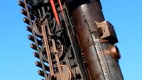 Lokomotif kereta yang digunakan untuk monumen itu panjangnya mencapai 30 meter dengan berat 80 ton (saminq8/Instagram) Lokomotif kereta yang digunakan untuk monumen itu panjangnya mencapai 30 meter dengan berat 80 ton (saminq8/Instagram)