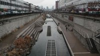 Penampakan sungai Cheonggyecheon di Seoul, Korea Selatan.
