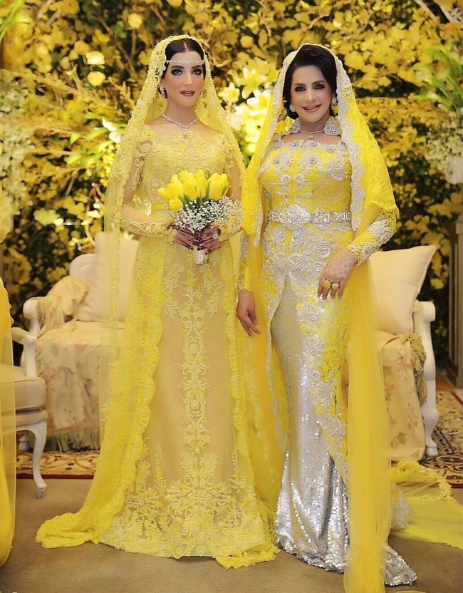 Usai akad nikah, Tasya Farasya berpose bersama ibunda tercintanya, sosialita Ala Alatas. Ibunda Tasya dikenal sebagai pengusaha wanita sukses yang perusahaannya bergerak di bidang pengiriman TKI. Foto: Instagram