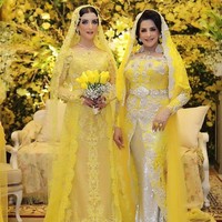 Usai akad nikah, Tasya Farasya berpose bersama ibunda tercintanya, sosialita Ala Alatas. Ibunda Tasya dikenal sebagai pengusaha wanita sukses yang perusahaannya bergerak di bidang pengiriman TKI. Foto: Instagram