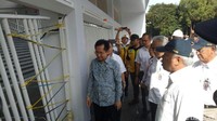 Basuki langsung masuk melalui pintu kuning dan meninjau kerusakan pintu pembatas kaca di dalam stadion. Ia menanyakan kerusakan selain pembatas yang copot.