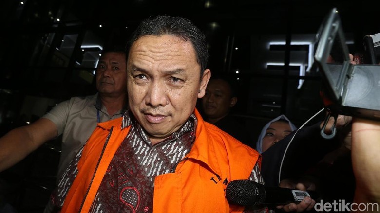 Bupati Halmahera Nonaktif Divonis 4,5 Tahun Penjara Bupati Halmahera Nonaktif Divonis 4,5 Tahun Penjara