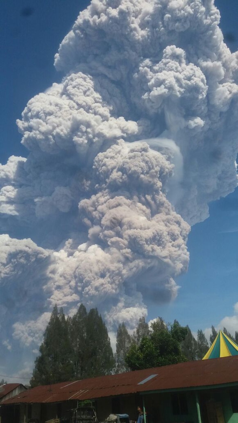 Gunung Sinabung Erupsi 5 Km, Warga Diminta Waspada Gunung Sinabung Erupsi 5 Km, Warga Diminta Waspada