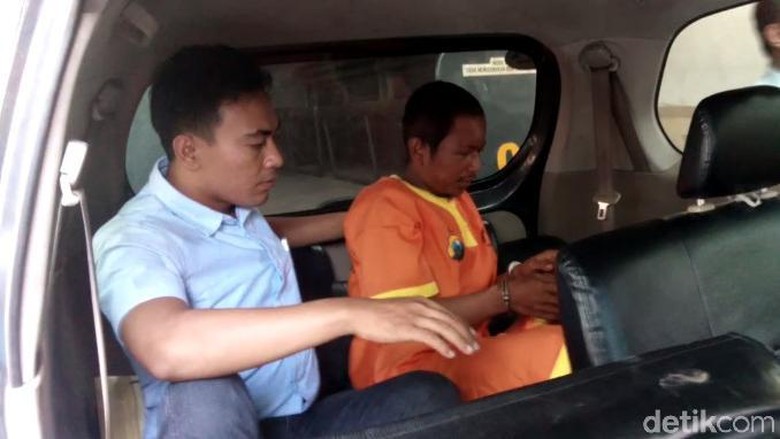 Penyerang Kiai Hakam yang Disebut Gila Dibawa ke RS Polda Jatim Penyerang Kiai Hakam yang Disebut Gila Dibawa ke RS Polda Jatim