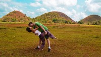 Tidak hanya melepas kangen, Rob dan Joli juga memiliki pose foto andalan yang selalu diambil ketika mereka bertemu. Ini saat di bukit cokelat Bohol di Filipina (@dipkisstravel/Instagram)