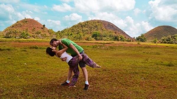 Tidak hanya melepas kangen, Rob dan Joli juga memiliki pose foto andalan yang selalu diambil ketika mereka bertemu. Ini saat di bukit cokelat Bohol di Filipina (@dipkisstravel/Instagram) Tidak hanya melepas kangen, Rob dan Joli juga memiliki pose foto andalan yang selalu diambil ketika mereka bertemu. Ini saat di bukit cokelat Bohol di Filipina (@dipkisstravel/Instagram)
