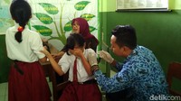 Tutup mata biar jarum suntiknya nggak kerasa, eh nggak kelihatan (Foto: Erliana Riady/detikcom)