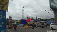 Uji coba dilakukan hingga beberapa hari ke depan untuk melihat kekuatan jalan di bekas lokasi tanah longsor setelah dilalui kendaraan roda empat. 
