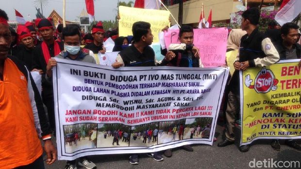 Massa demo menuntut lahan mereka