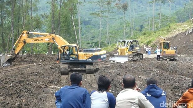 Alat berat diturunkan untuk perbaiki jalan putus